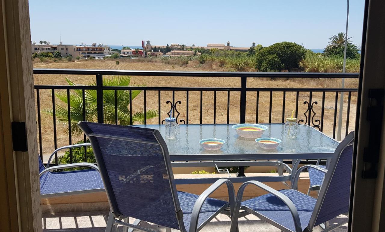 Sunny View - A Stunning Apartment With Private Rooftop Paphos Kültér fotó