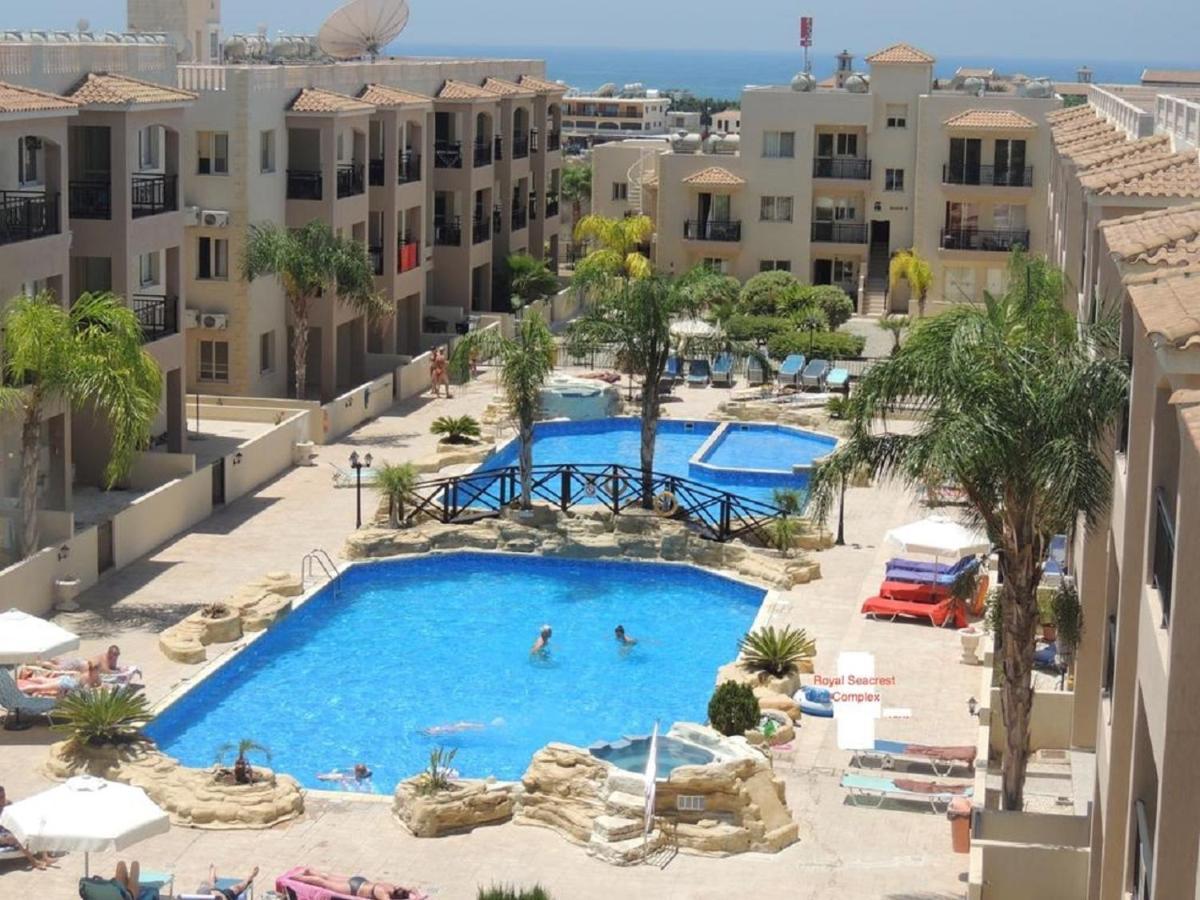 Sunny View - A Stunning Apartment With Private Rooftop Paphos Kültér fotó