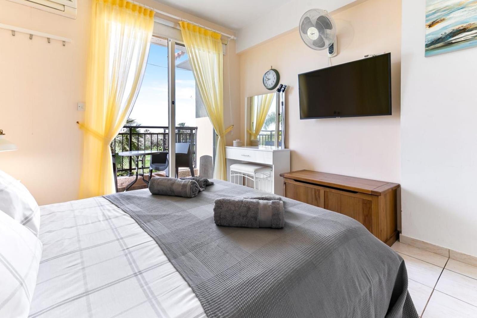 Sunny View - A Stunning Apartment With Private Rooftop Paphos Kültér fotó