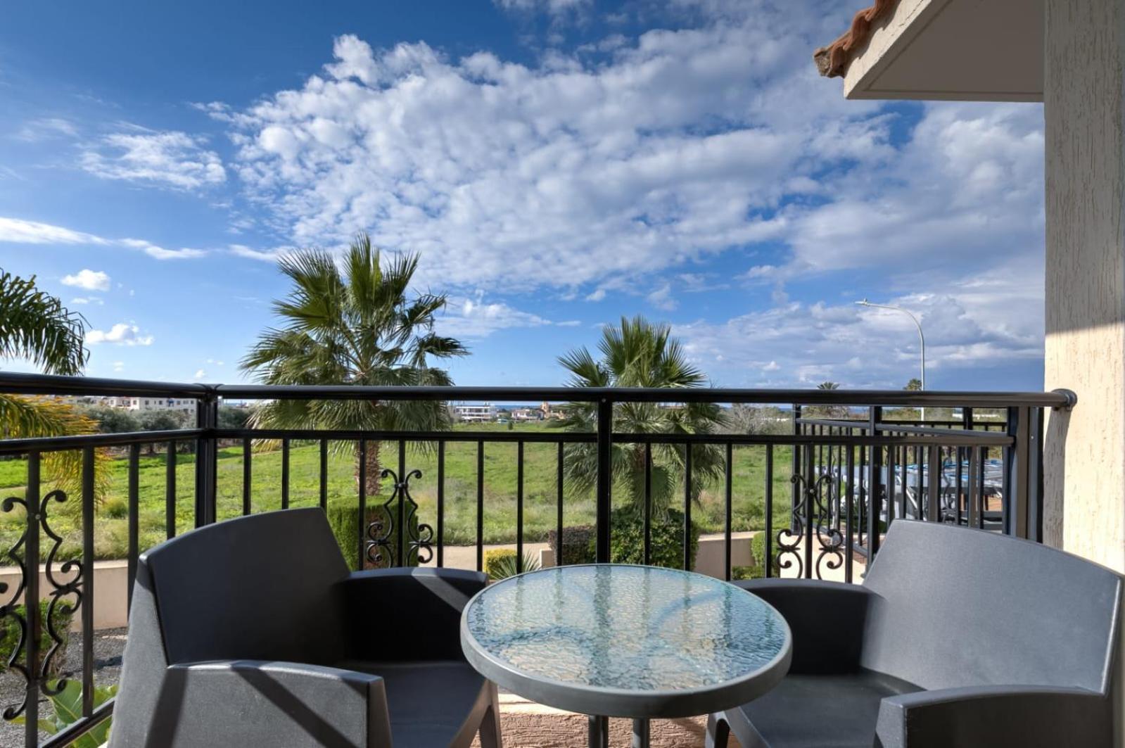 Sunny View - A Stunning Apartment With Private Rooftop Paphos Kültér fotó
