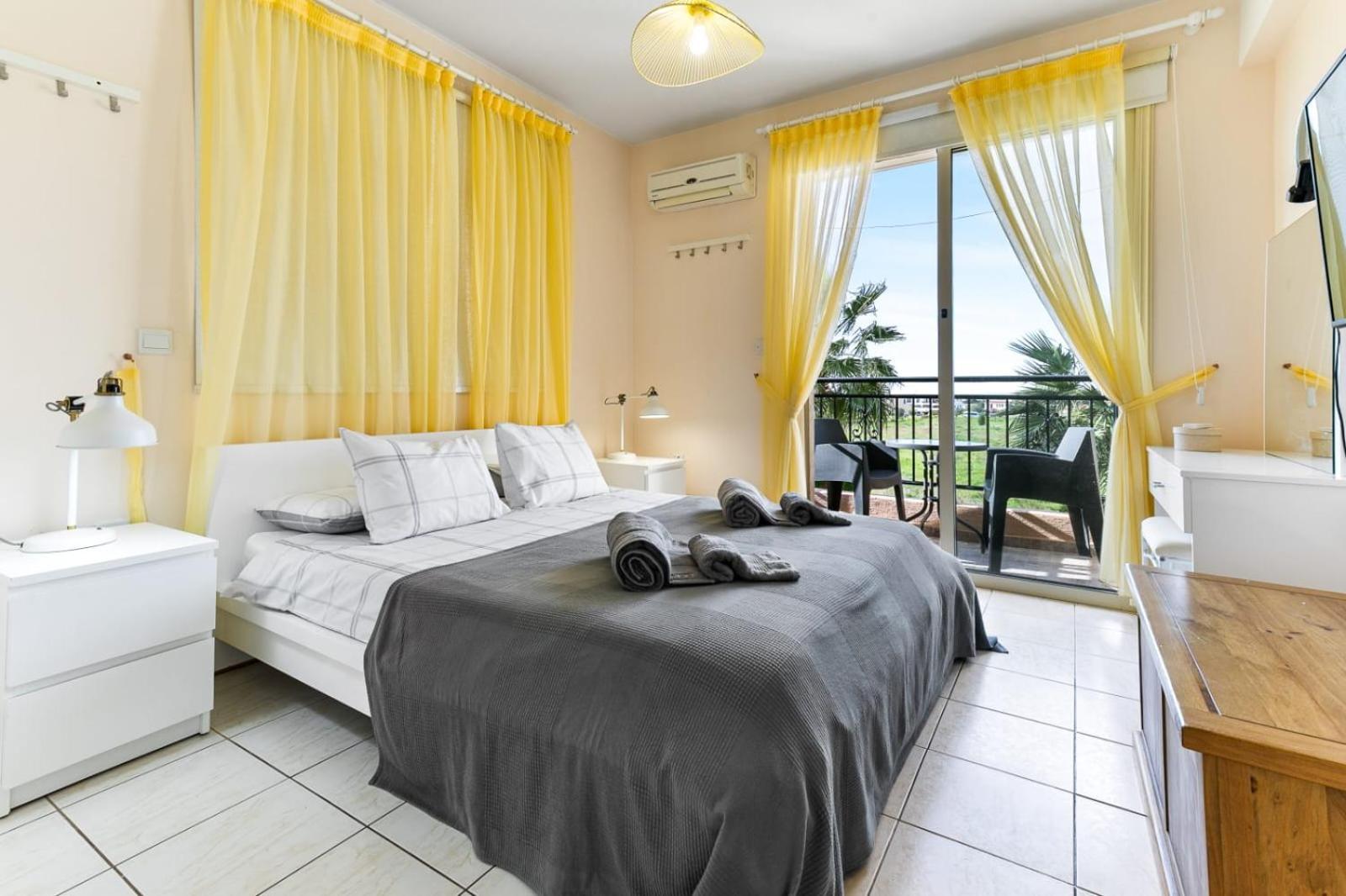 Sunny View - A Stunning Apartment With Private Rooftop Paphos Kültér fotó