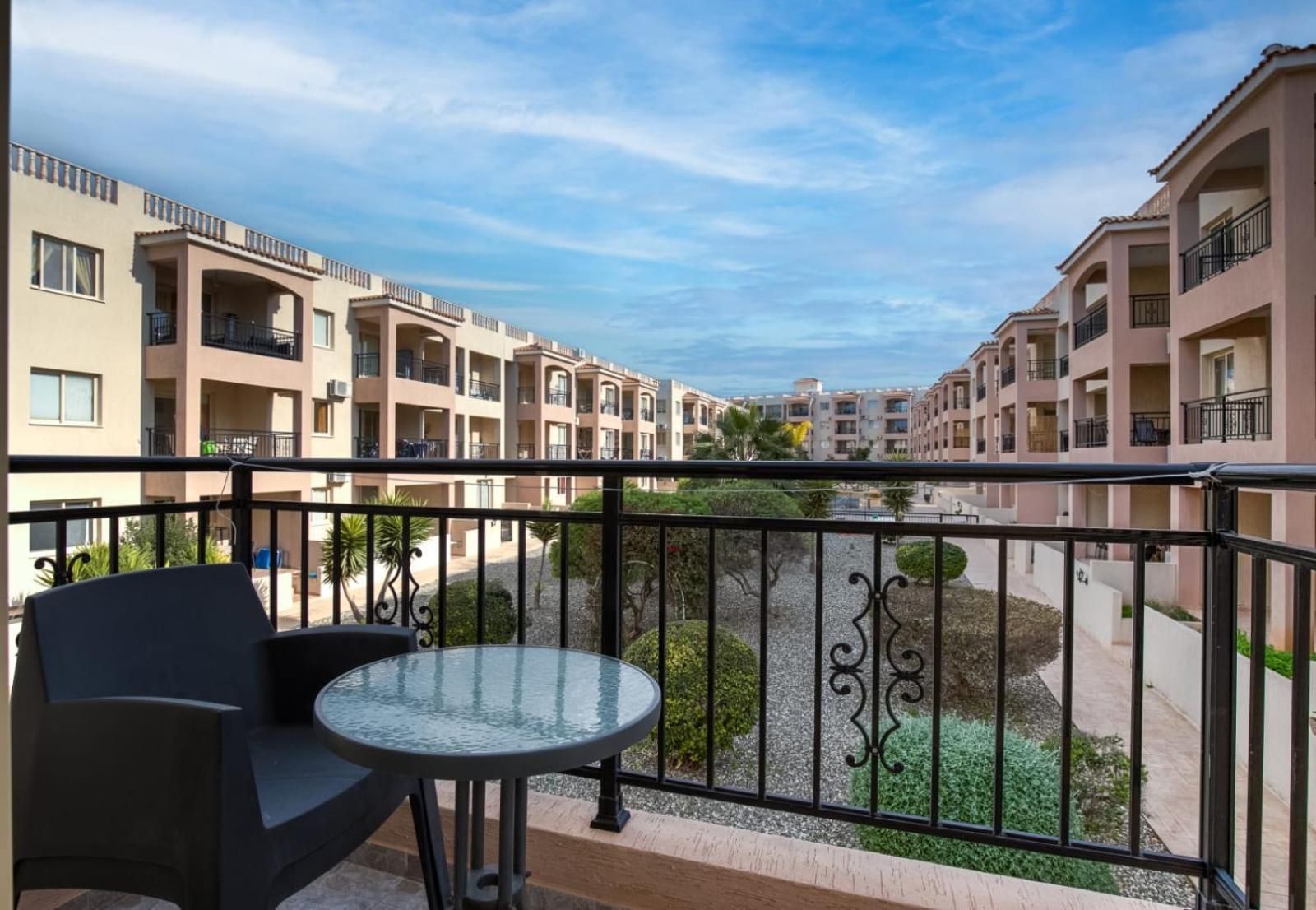 Sunny View - A Stunning Apartment With Private Rooftop Paphos Kültér fotó