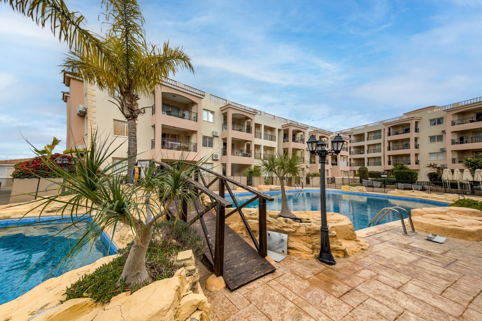 Sunny View - A Stunning Apartment With Private Rooftop Paphos Kültér fotó