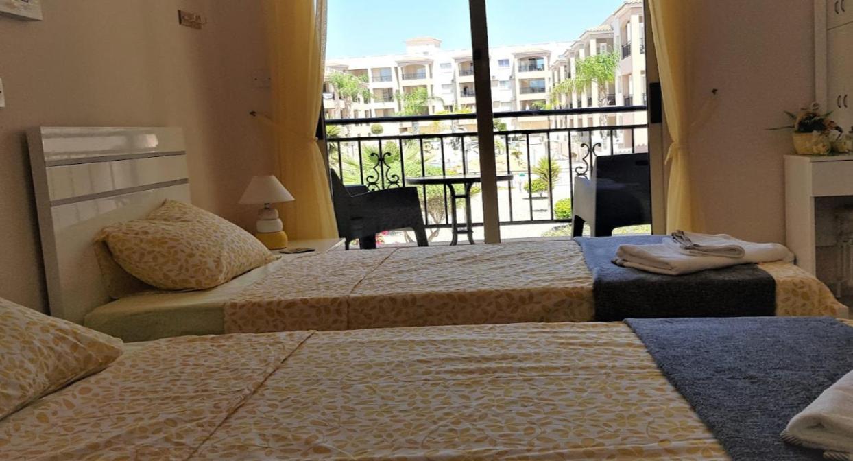 Sunny View - A Stunning Apartment With Private Rooftop Paphos Kültér fotó